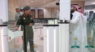 مدير عام الجوازات يتفقد سير العمل بصالات جوازات مطار الملك فهد الدولي اليوم