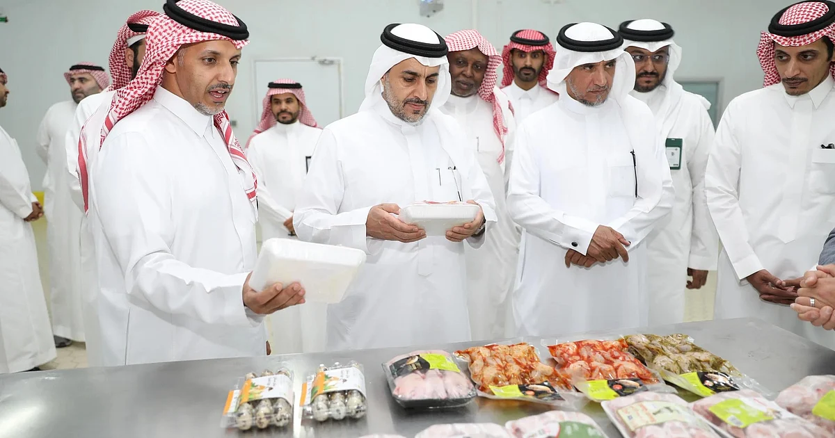 تفقد مشاريع البيئة في تبوك: نائب الوزير يلتقي المواطنين والمزارعين ويوجه بتطوير الخدمات