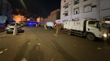 إزالة بسطات عشوائية بالكعكية: أمانة مكة تضبط 8 أطنان أغذية وتبغ يديرها مخالفون