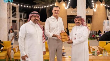 سفير الاتحاد الأوروبي يزور مهرجان بيت حائل ويشيد بالموروث الثقافي والحرفي