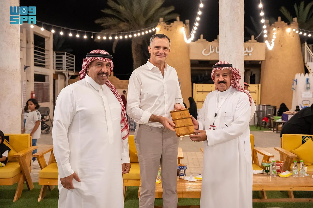 سفير الاتحاد الأوروبي يزور مهرجان بيت حائل ويشيد بالموروث الثقافي والحرفي