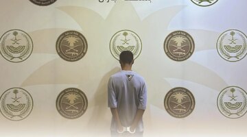 جازان: دوريات المجاهدين تضبط مقيمًا ينقل 13 مخالفًا لنظام أمن الحدود