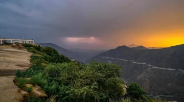 سحاب منخفض يسيطر على مرتفعات السروات بسبب الانقلاب الحراري.. وليس ضبابًا