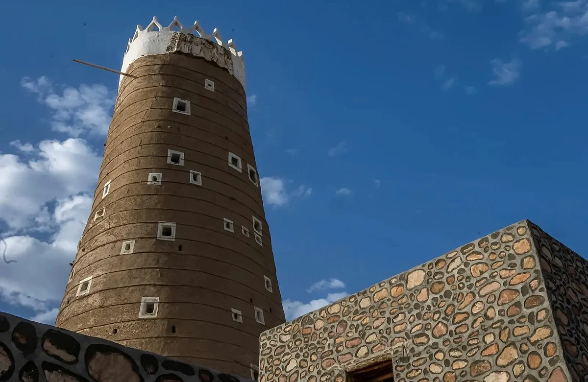 قصبة المضمار في بدر الجنوب.. معلم طيني عمره 300 عام يكشف أسرار التاريخ