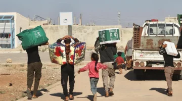 مركز الملك سلمان للإغاثة يوزع مساعدات غذائية وإيوائية عاجلة للنازحين من السويداء