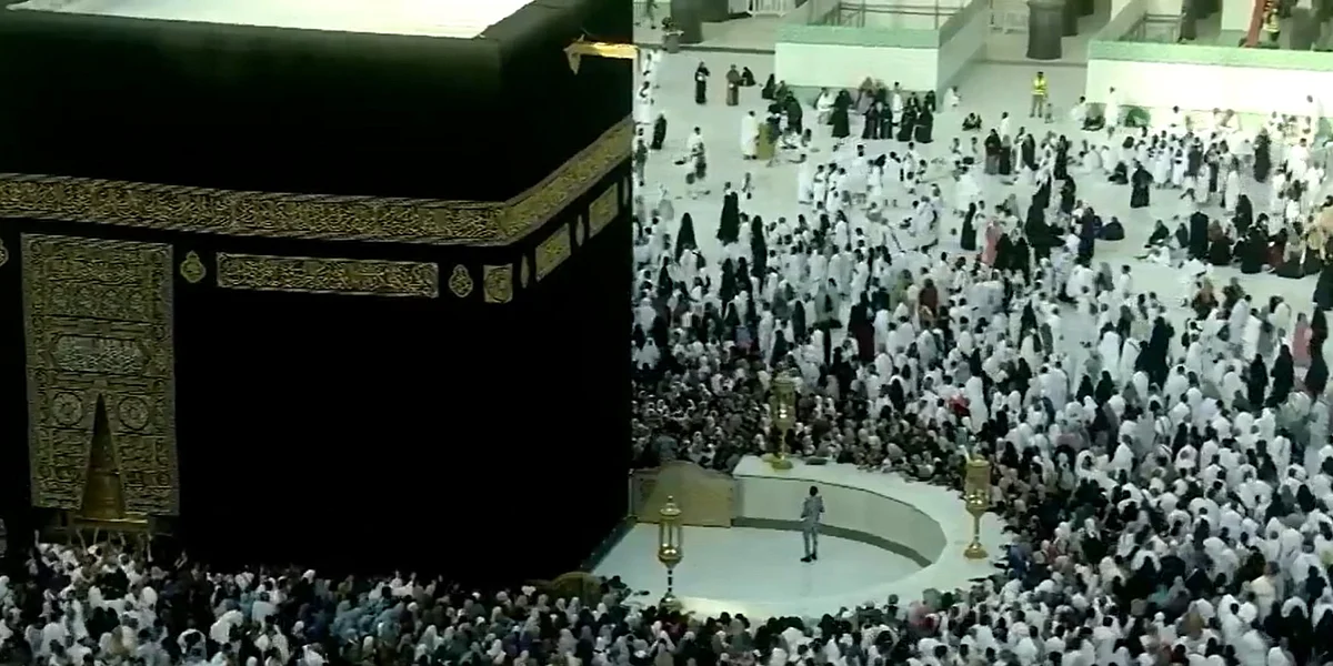 <p>الكلمة المفتاحية: الحرم المكي<br />
عدد الكلمات في العنوان: 12 كلمة</p>
<p><strong>الحرم المكي يشهد مشاهد إيمانية مؤثرة تبهر القلوب وتملأ المكان بالسكون</strong></p>